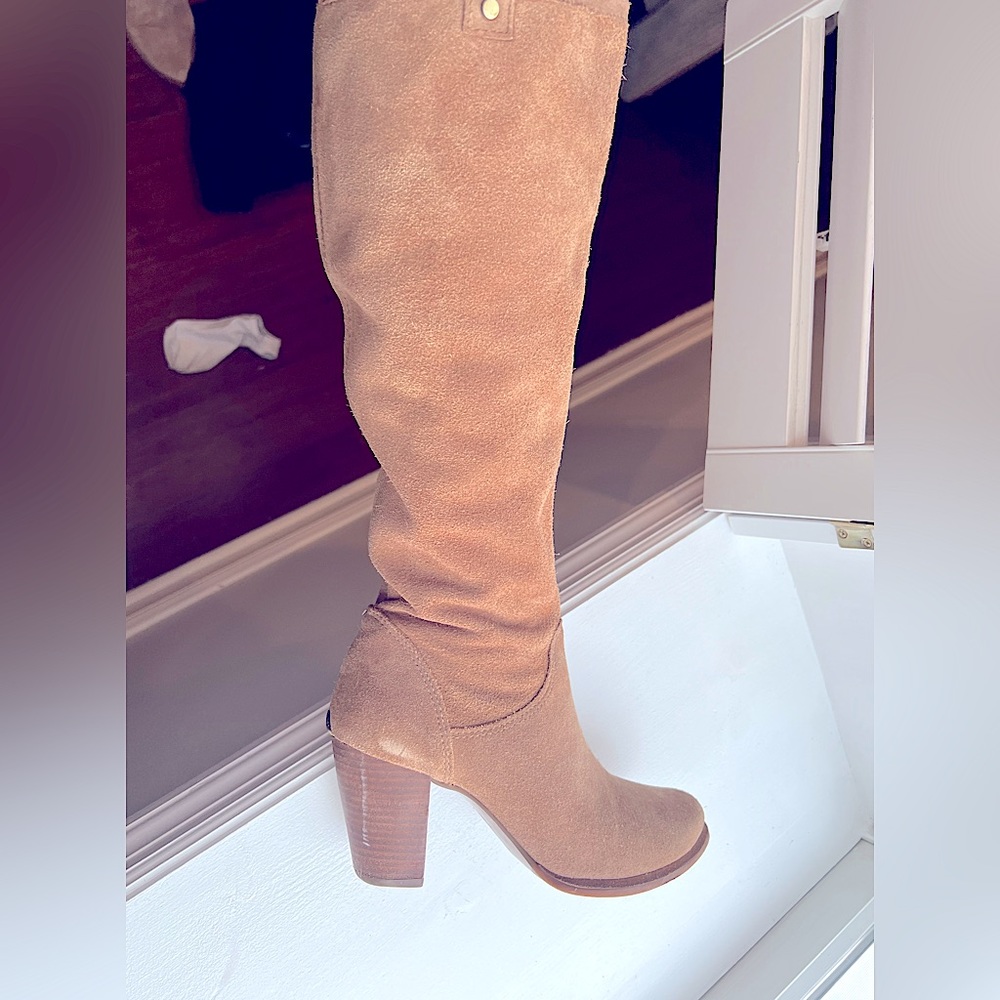 Women’s size 8 Ugg suede boot with heel